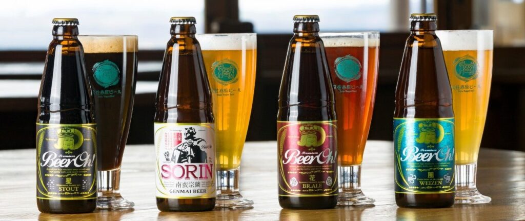 瓶ビールが4種並ぶ写真